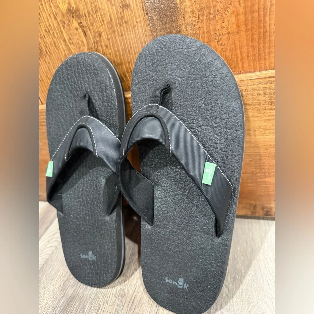 Sanuk black flip flops. Men's size‎ 6-7